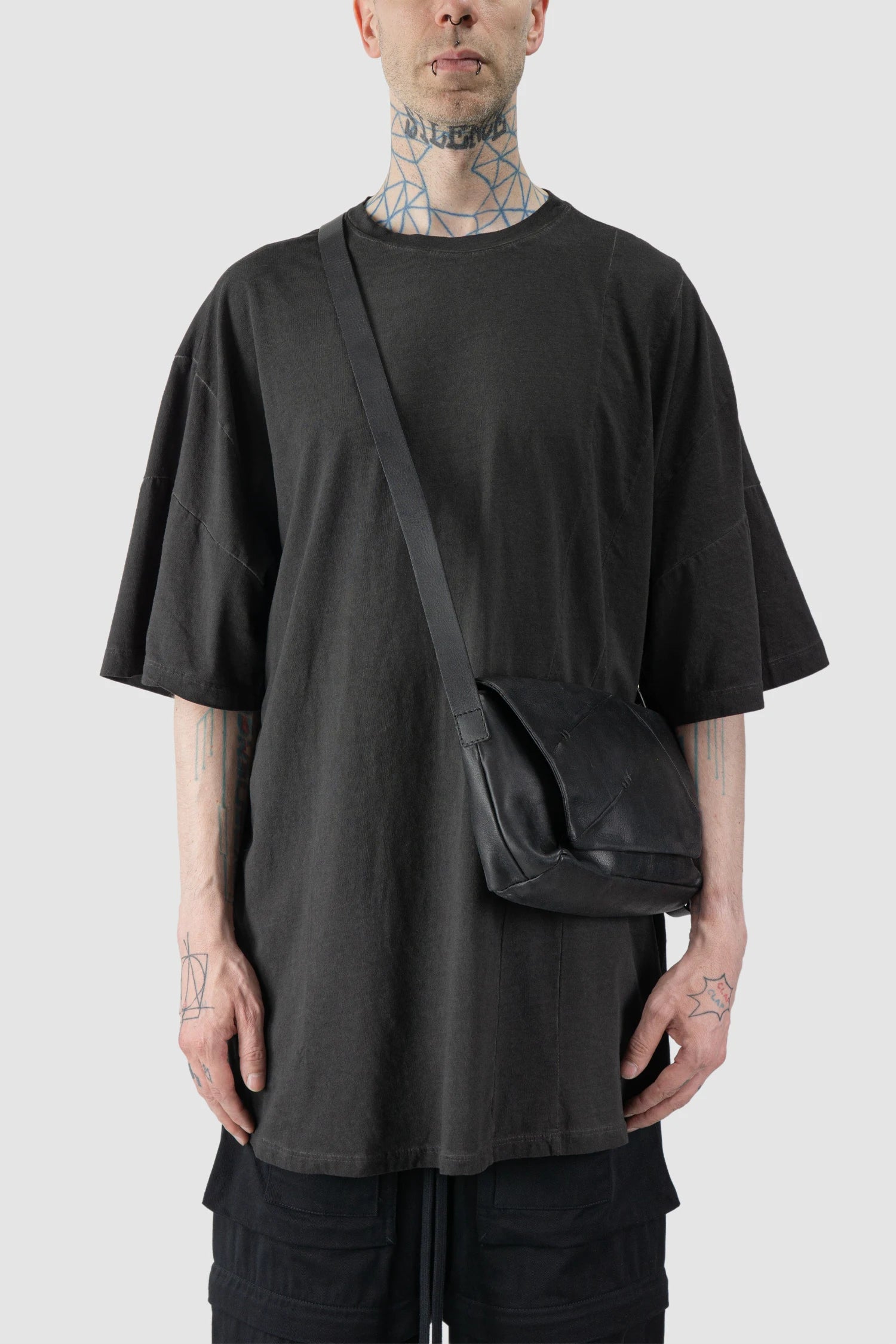 Black Geometric Fold-Over Messenger Leather Bag Werk 43P - Image 2