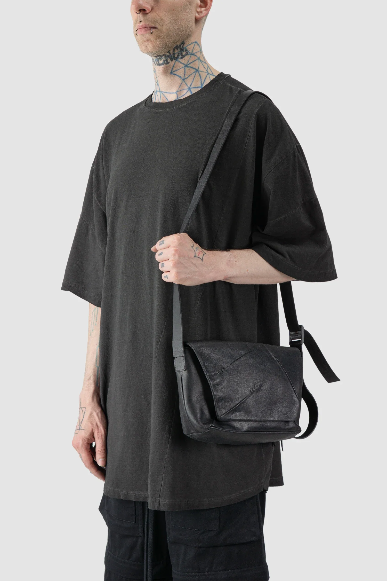Black Geometric Fold-Over Messenger Leather Bag Werk 43P - Image 3